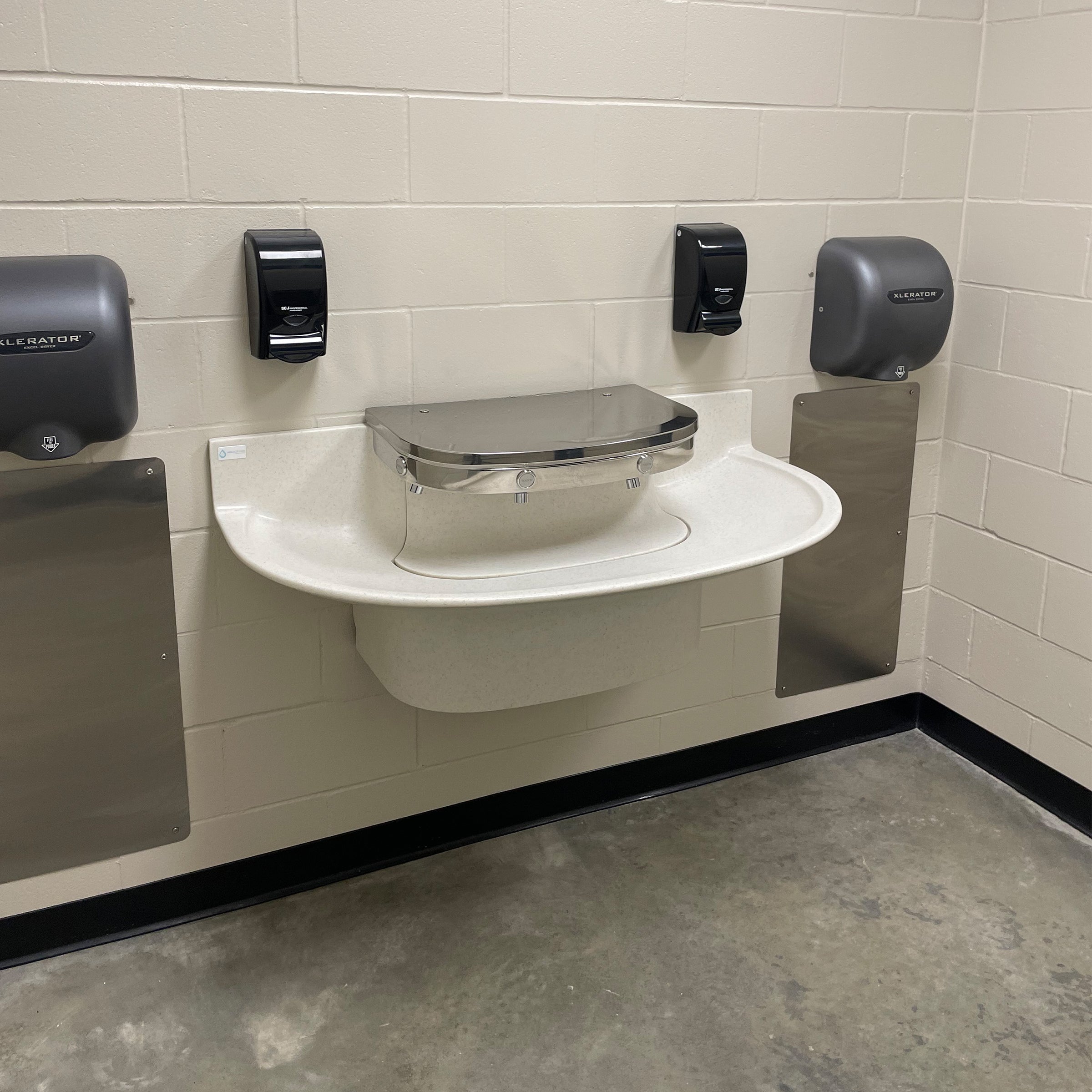 public restroom with 4-user sanifount washfountain